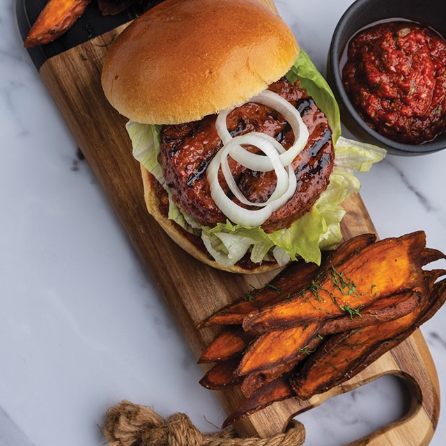 Burger με Raw ΝoΒeef Burger, Potato Bread και Πίκλες από Αγγουράκι Κνωσού